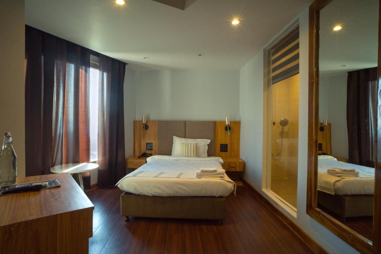 Emerald Hotel Āīzawl Esterno foto