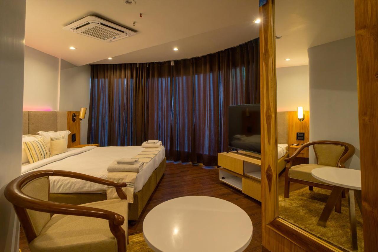 Emerald Hotel Āīzawl Esterno foto