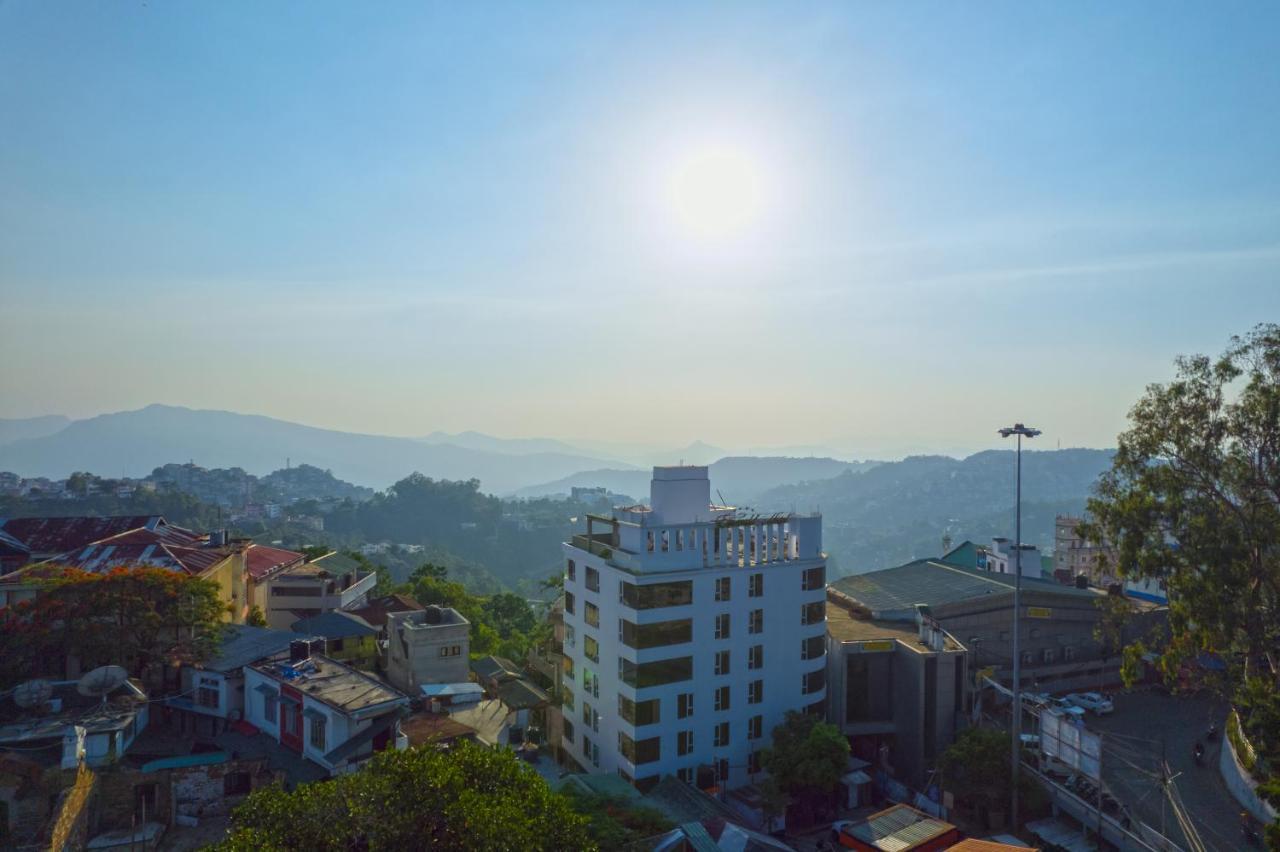 Emerald Hotel Āīzawl Esterno foto