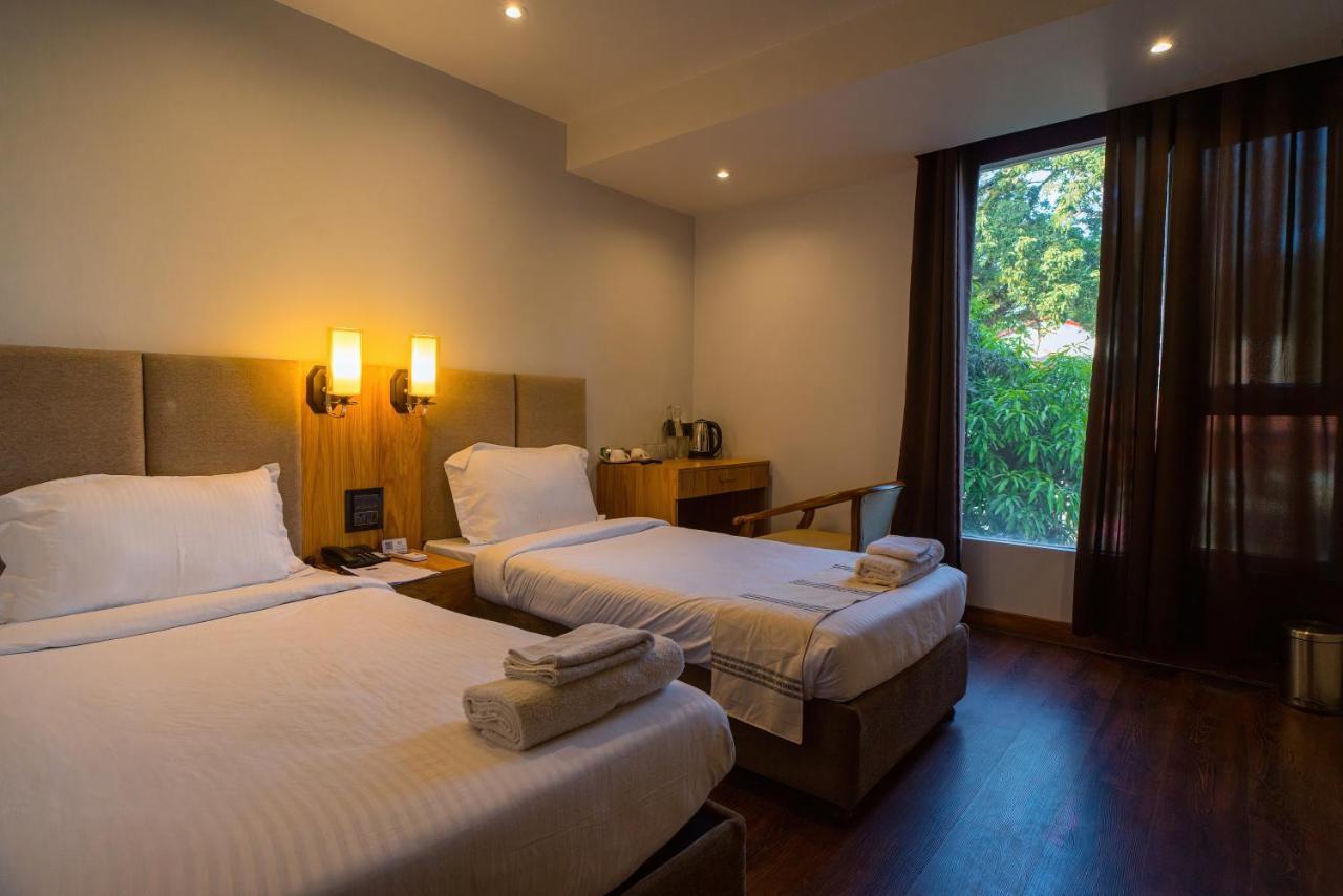 Emerald Hotel Āīzawl Esterno foto