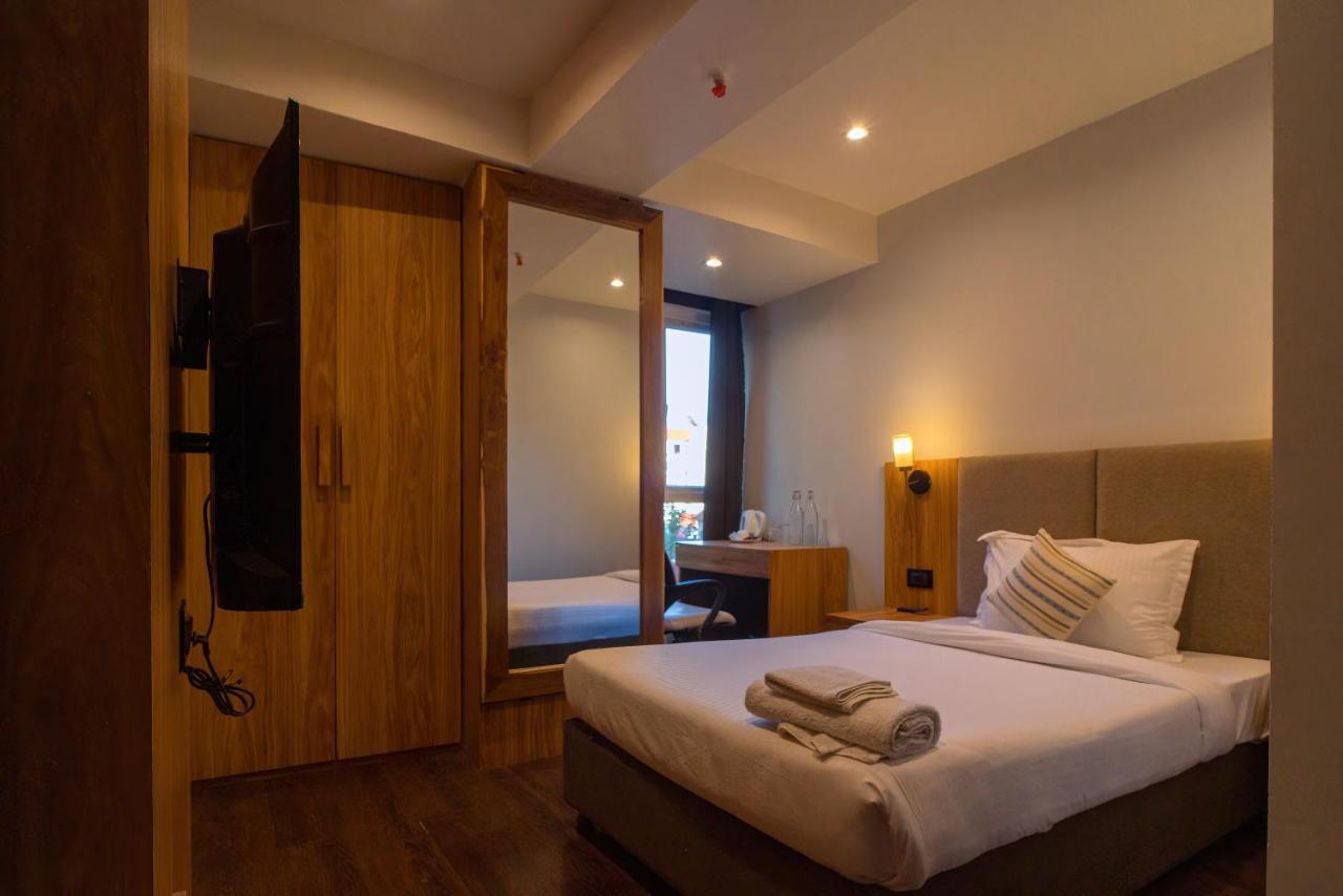 Emerald Hotel Āīzawl Esterno foto