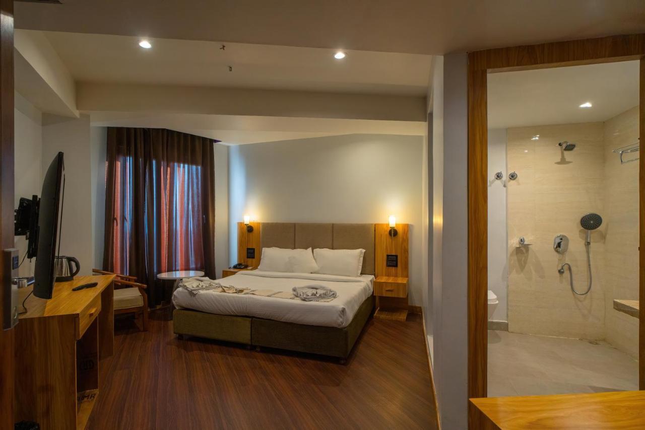 Emerald Hotel Āīzawl Esterno foto