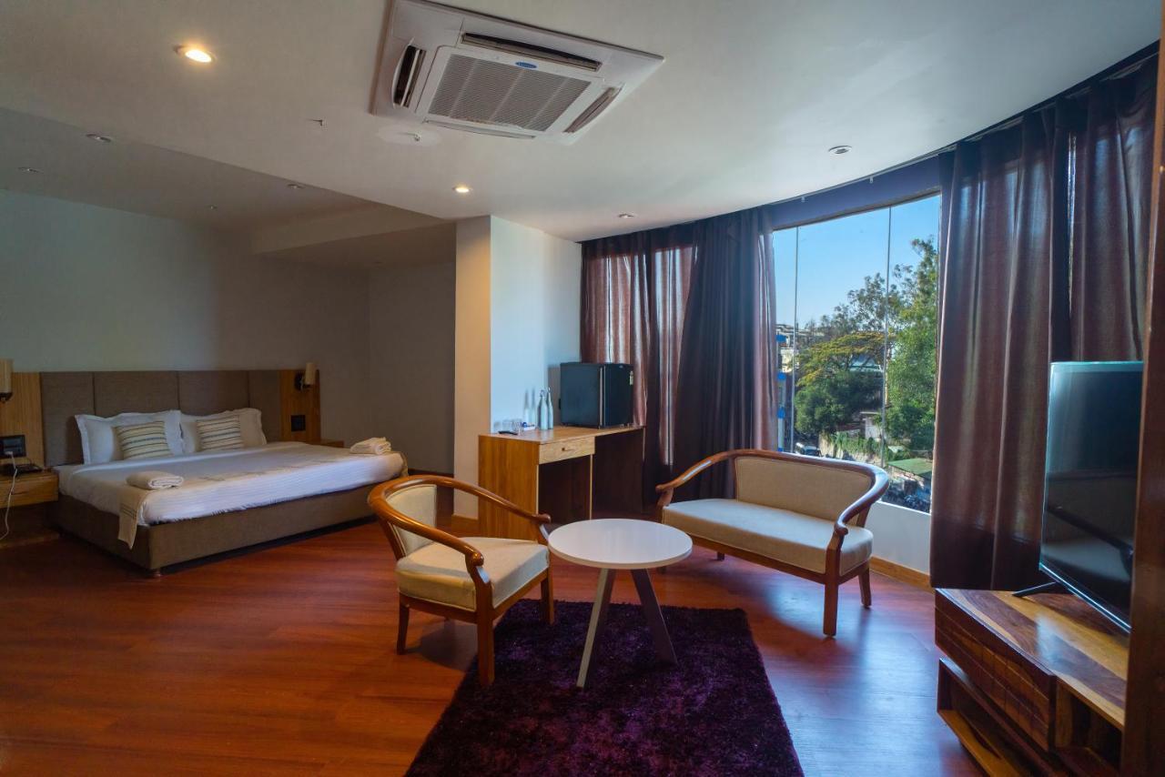 Emerald Hotel Āīzawl Esterno foto